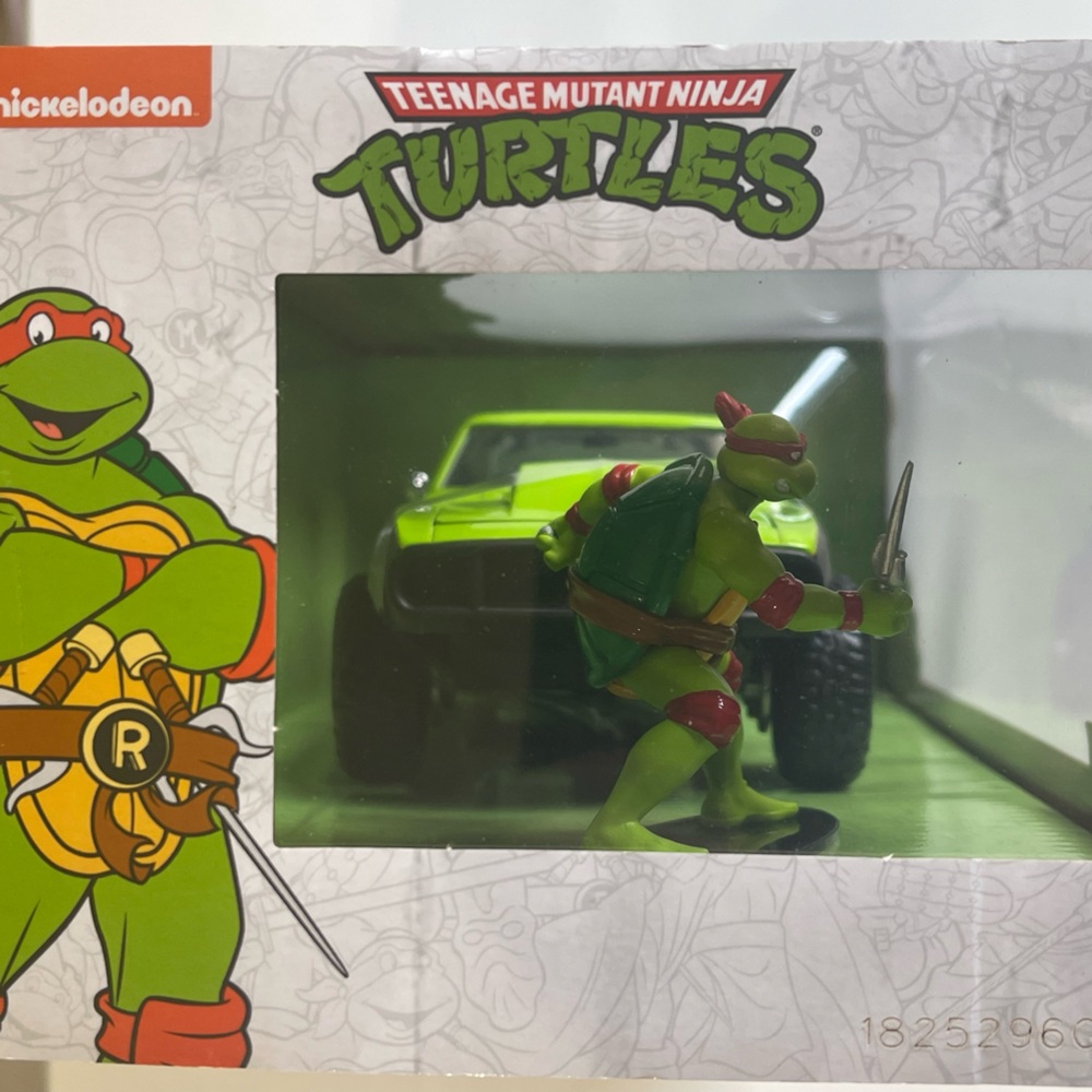 Teenage Mutant Ninja Turtles Raphael & 1967 Chevrolet Camar - Picture 4 of 5